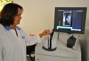 Mamógrafo digital presente no laboratório LARAM.